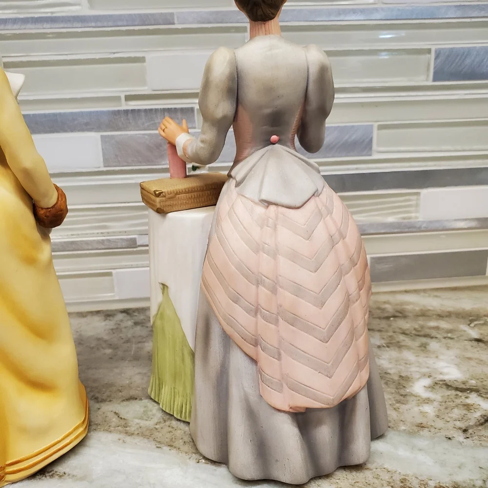 1981 & 1984 Avon Porcelain Women Figurines Avon - Picture 8 of 14